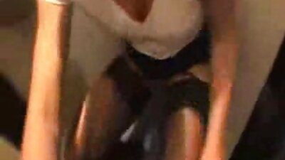 Szőke amatőr kiállítós családi pornó videó topless és meztelen